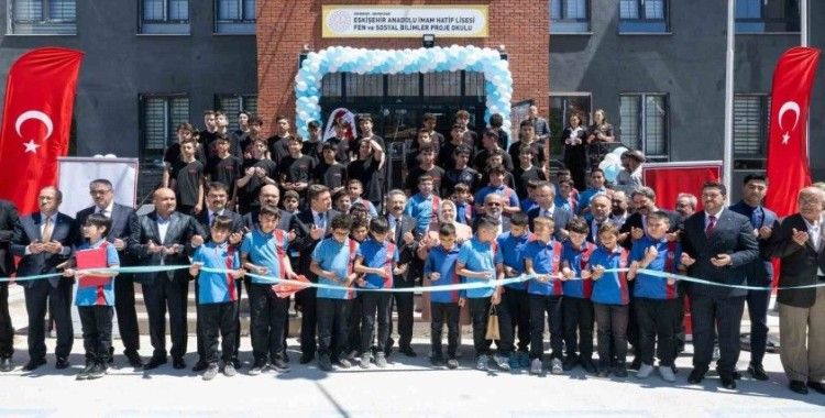 Vali Aksoy, Eskişehir Anadolu İmam Hatip Lisesi’nin açılış törenine katıldı