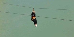 Fırat Nehri’nin muhteşem manzarası eşliğinde yapılan zipline ve tekne turu turistlerin vazgeçilmezi
