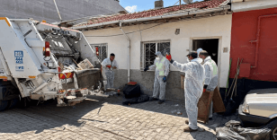 Komşular ihbar etti: 73 yaşındaki kadının evinden iki kamyon çöp çıkarıldı