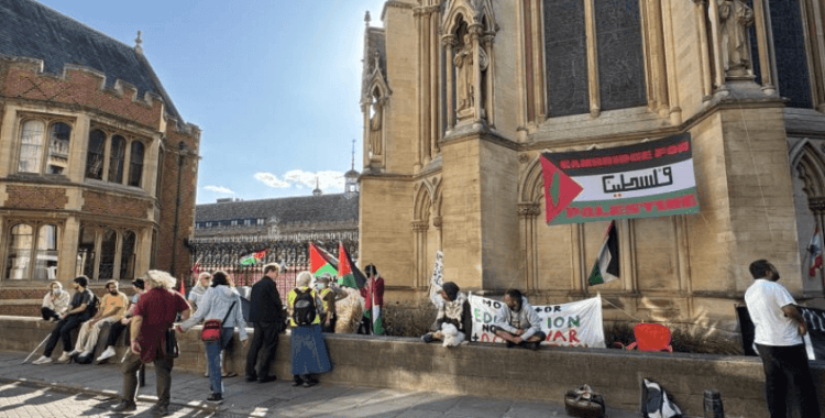 Cambridge öğrencileri, İsrail'le ilişkilerin kesilmesi talebiyle eylem başlattı