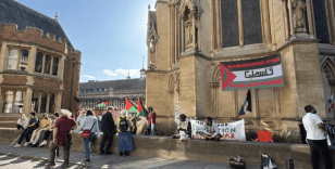 Cambridge öğrencileri, İsrail'le ilişkilerin kesilmesi talebiyle eylem başlattı