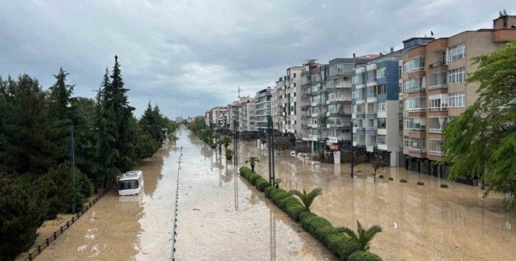 Trabzon’da eski devlet sahil yolu sular altında
