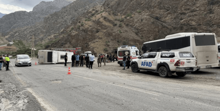 Hakkari'de midibüs devrildi: 12 asker yaralı