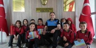 Bayburt polisi öğrencileri bilgilendirmeye devam ediyor
