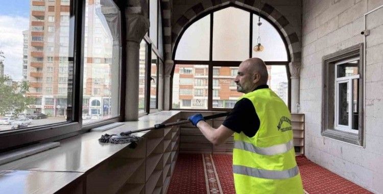 Melikgazi Belediyesi’nden bayram öncesi kapsamlı cami ve mezarlık temizliği