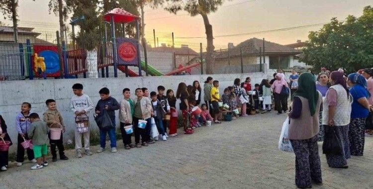 Sarıgöl’de arife geleneği çocukları sevindirdi