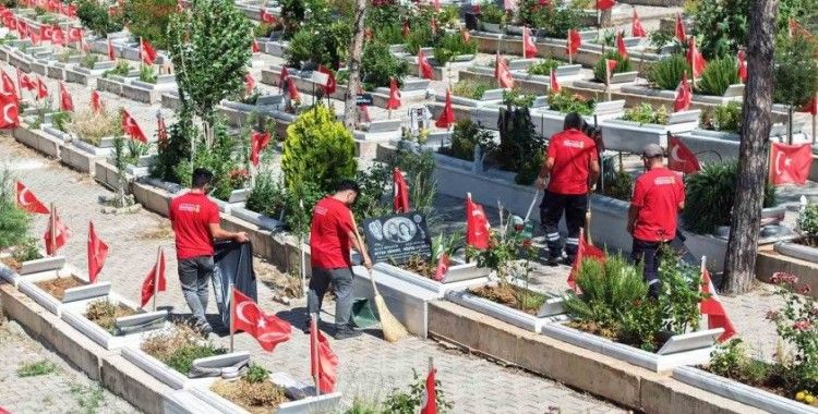 Kahramanmaraş’ta mezarlıklar bayrama hazır
