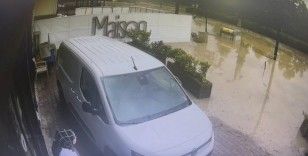 Trabzon’da yaşanan selin geliş anları güvenlik kameralarına yansıdı
