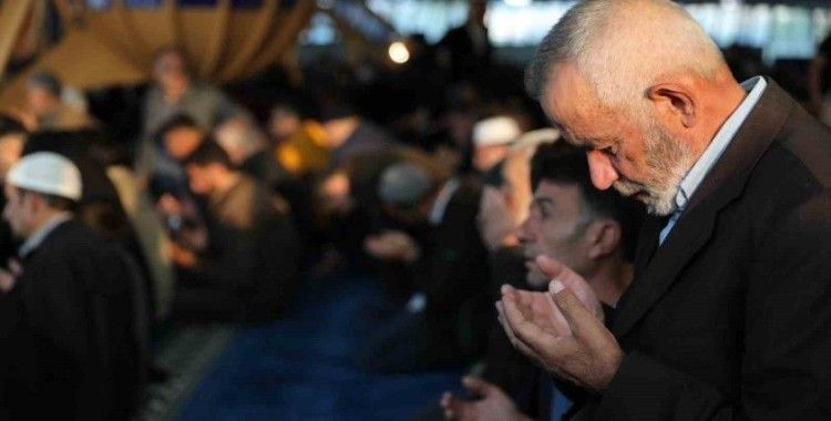 Erzincan’da vatandaşlar bayram namazı için camilere akın etti