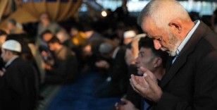 Erzincan’da vatandaşlar bayram namazı için camilere akın etti
