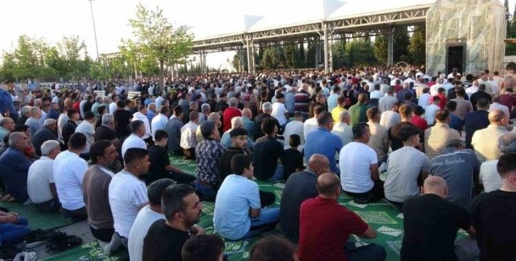 Adıyaman’da binlerce kişi bayram namazı için saf tuttu