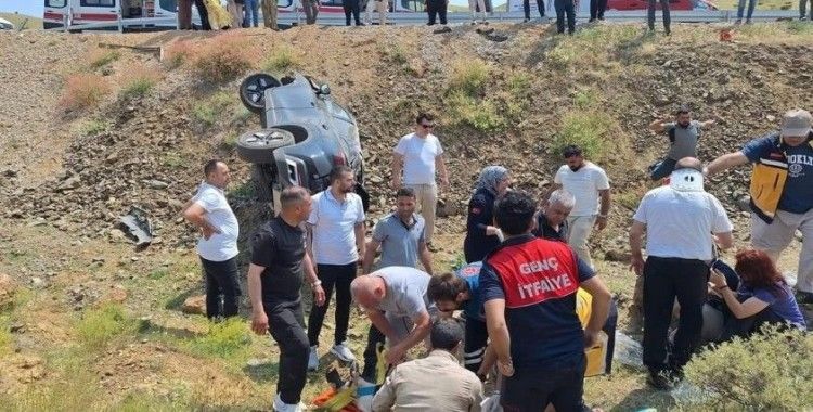 Bingöl’de otomobil şarampole devrildi: 4 yaralı
