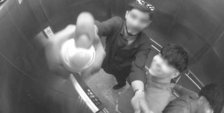 Asansörün güvenlik kamerasına köpük sıktılar