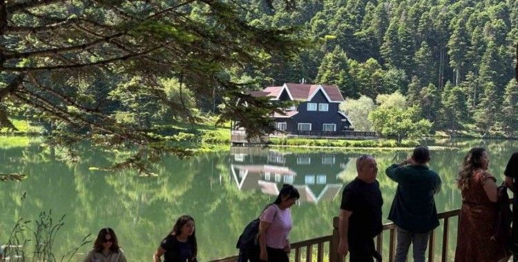 Gölcük Tabiat Parkı tatilcilerin akınına uğradı: "Doğası, enerjisi harika"