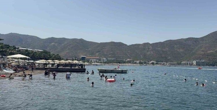 Marmaris’te bayram sıcaklığı: Tatilciler sahillere akın etti