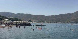 Marmaris’te bayram sıcaklığı: Tatilciler sahillere akın etti

