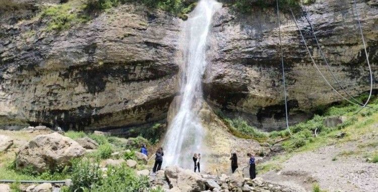 Ağaçdibi Şelalesi’ne 3 günde 4 bin kişi ziyaret etti
