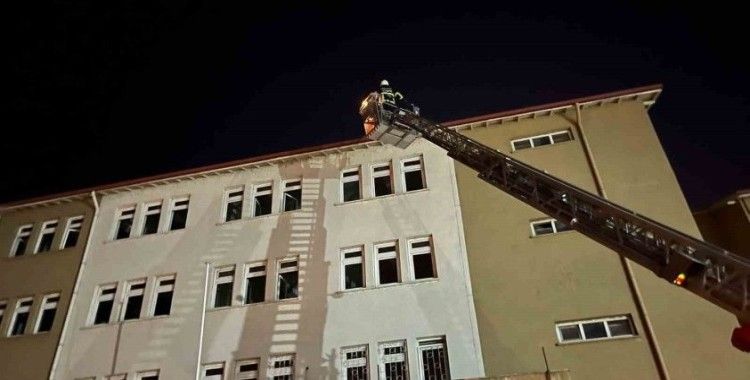 Okulun çatısında mahsur kalan yavru kedi, itfaiye ekiplerince kurtarı