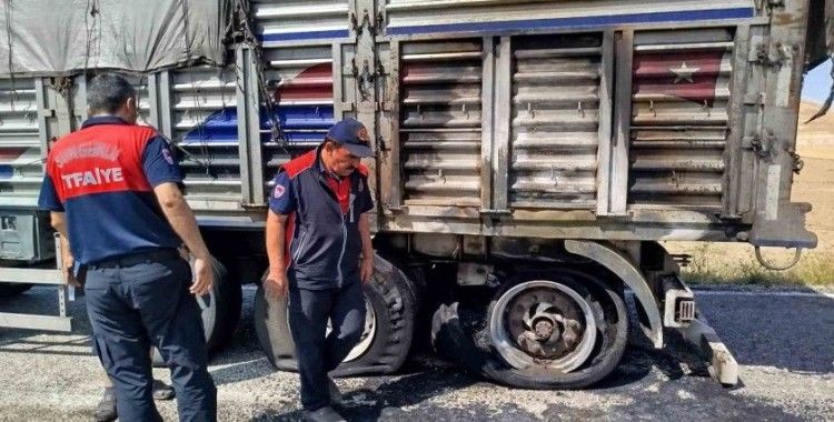 Balataları tutuşan tırın küle dönmesini itfaiye önledi