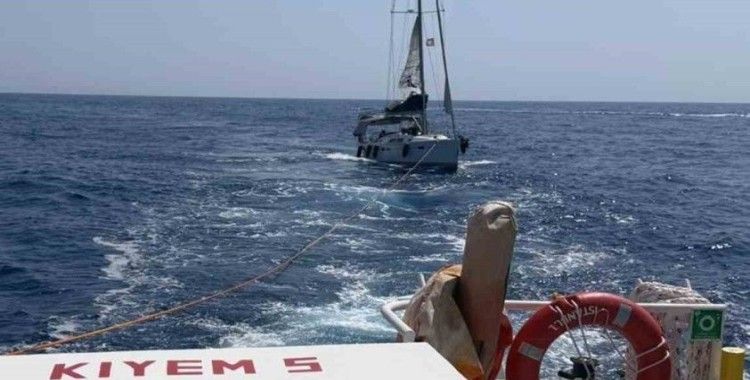 Fethiye’de makine arızası nedeniyle sürüklenen tekne kurtarıldı
