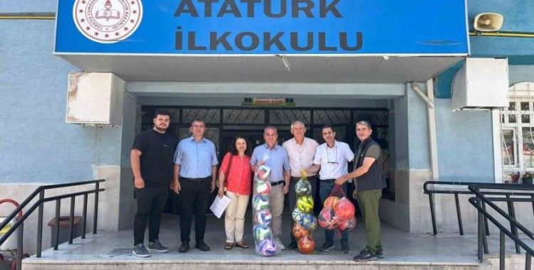 20 kilogram atık pil toplayan çocuklara 16 adet futbol, basketbol ve voleybol topu hediye edildi