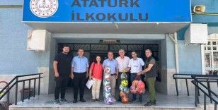 20 kilogram atık pil toplayan çocuklara 16 adet futbol, basketbol ve voleybol topu hediye edildi
