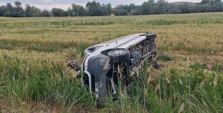 Çorum’da düğünden dönen vatandaşların bulunduğu minibüs devrildi: 17 yaralı
