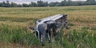 Çorum’da düğünden dönen vatandaşların bulunduğu minibüs devrildi: 17 yaralı
