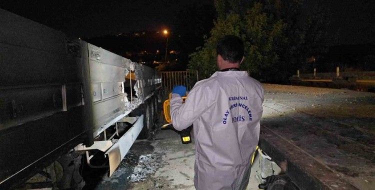 Park halindeki tırların dorselerini ateşe verdiler