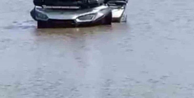 ATV ile girdiği gölde balçığa saplandı