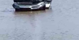 ATV ile girdiği gölde balçığa saplandı
