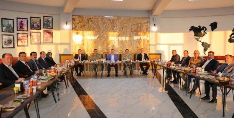 Bayburt’ta garnizon komutanı ve 2 ilçenin kaymakamları için veda yemeği düzenlendi