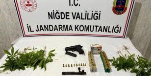 Niğde’de jandarmadan uyuşturucu ve ruhsatsız silah operasyonu
