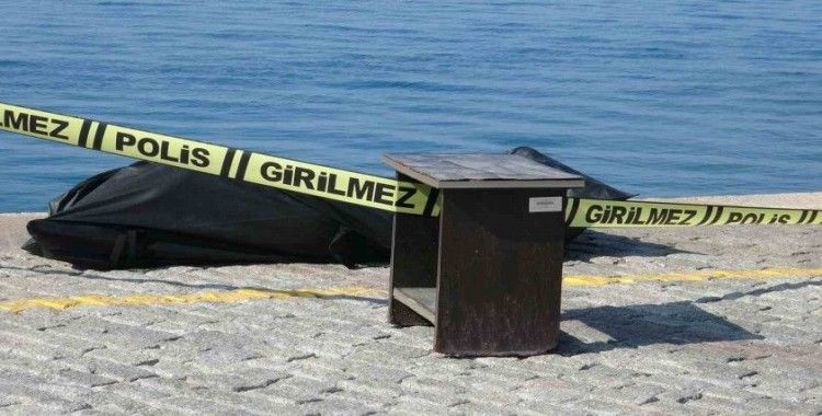 Manzara izleyen vatandaşlar fark etti, denizde erkek cesedi bulundu