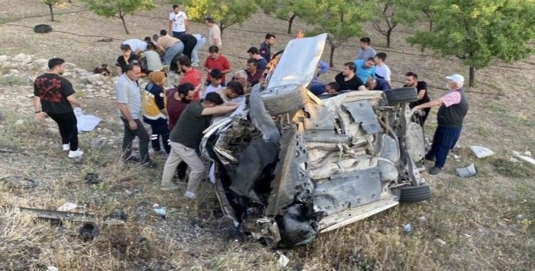 Aksaray’da 2 otomobilin çarpıştığı sıkışmalı kazada 2’si ağır 8 kişi yaralandı