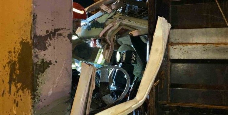Yön levhasının direğine çarpan kamyonet kağıt gibi ezildi: 1 yaralı
