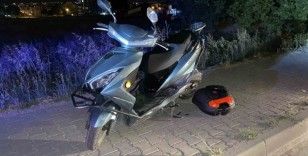 Bir araç motosiklete çarpıp kaçtı: 2 yaralı
