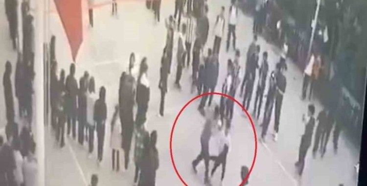 Öğretmenden öğrenciye su sıçrattın dayağı kamerada