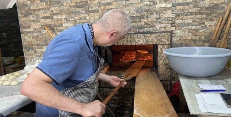 Yaklaşık 400 derece sıcaklıktaki taş fırın karşısında zorlu mesai