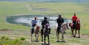 Tarihi tabyalara at ve bisikletlerle ulaştılar, zirveden paraşütle atladılar
