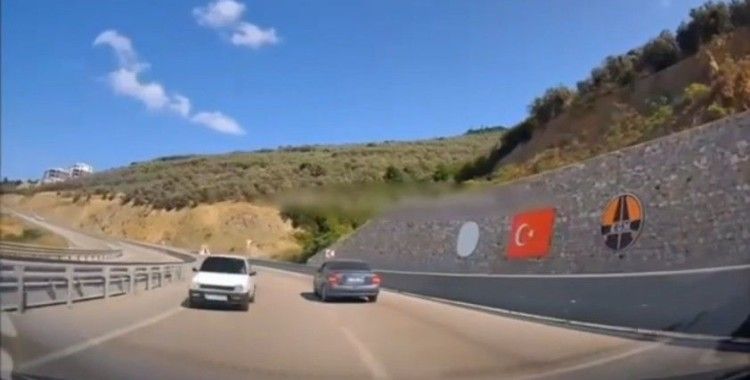 Otobanda ters yönde son sürat böyle ilerledi... Kazanın teğet geçtiği anlar kamerada