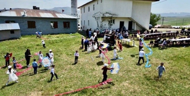 Köy çocuklarının hayali gerçek oldu, gökyüzü uçurtmalarla şenlendi