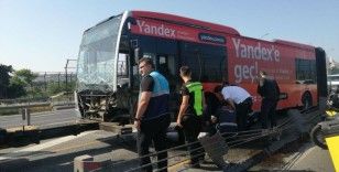 Haliç Köprüsü'nde kontrolden çıkan metrobüs bariyerlere çarptı