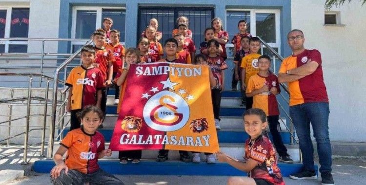Gediz’de ilkokul öğrencilerinin şampiyonluk kutlaması beğeni topladı