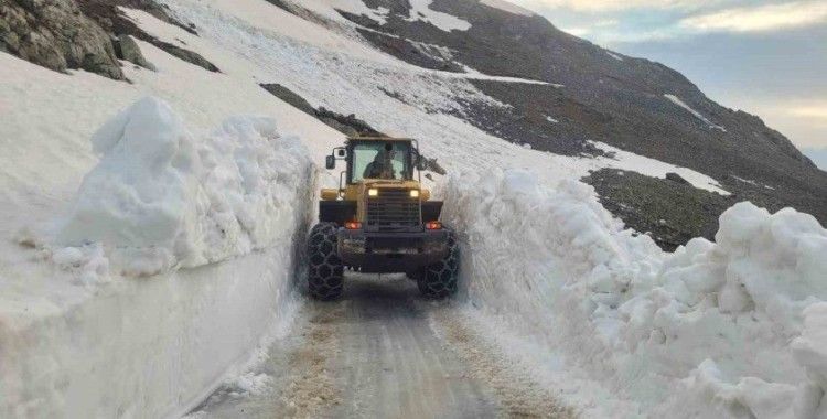 Trabzon’da bir yandan yayla yollarında karla mücadele çalışması yapılıyor bir yandan yayla yolları betonlanıyor