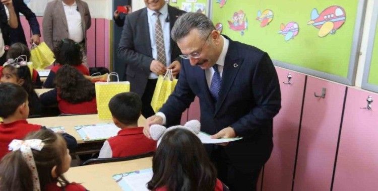 Vali Aksoy, öğrencilerin karne sevincine ortak oldu