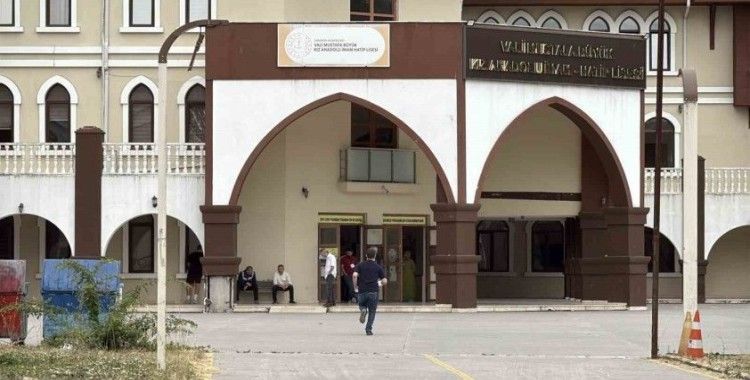 YKS’nin ilk oturumu başladı: Öğrenciler sınavda, veliler dışarda ter döküyor
