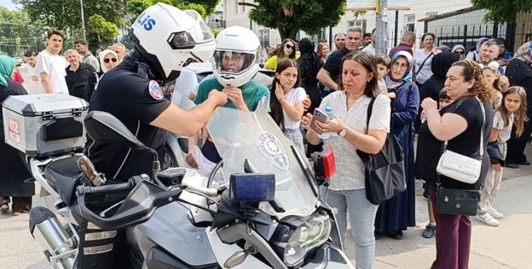 Kimliğini düşüren gencin imdadına yunus polisleri yetişti