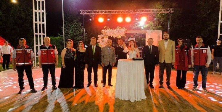 Kırklareli Valisi Turan, "Evlenecek Gençlerin Desteklenmesi" projesinden yararlanan çiftin nikah şahidi oldu