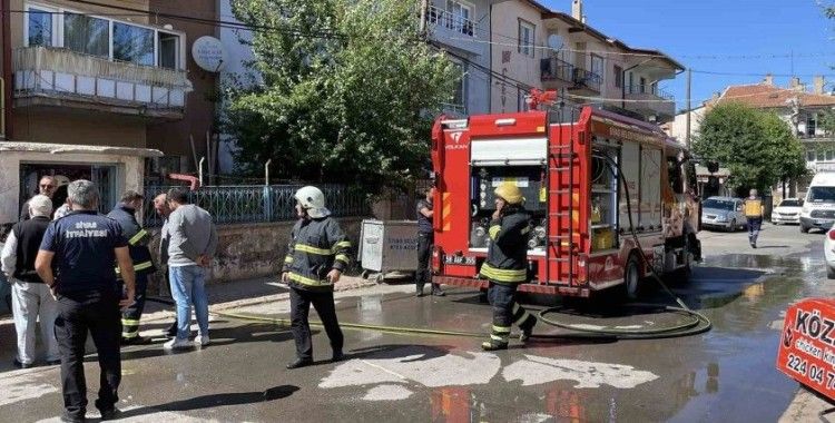 Bodrum katta çıkan yangın paniğe neden oldu, 5 kişi dumandan etkilendi